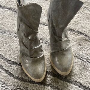 Stylish Gray Women's Boots